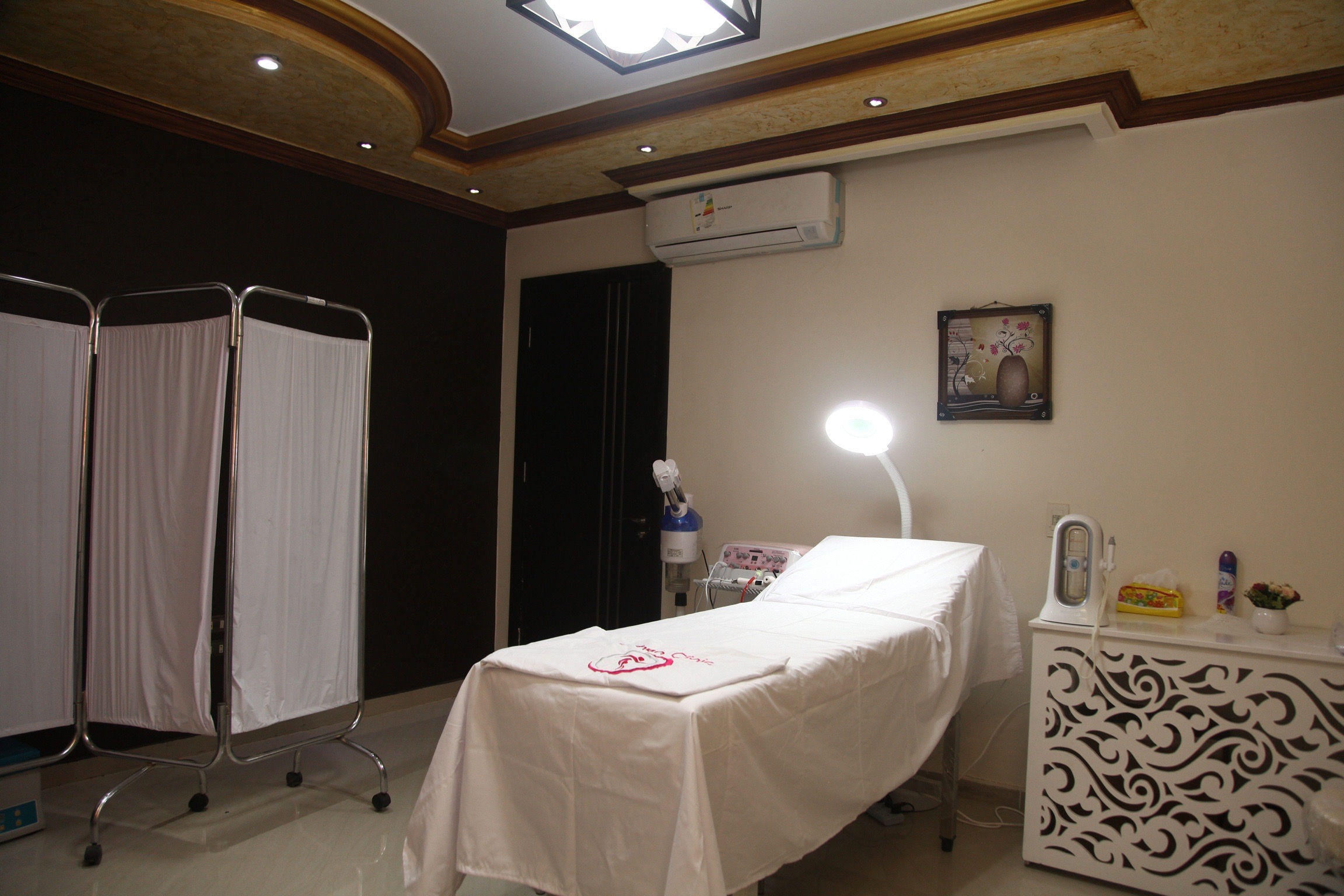 Jothen Pyramids clinic - Professional laser treatment room with advanced equipment